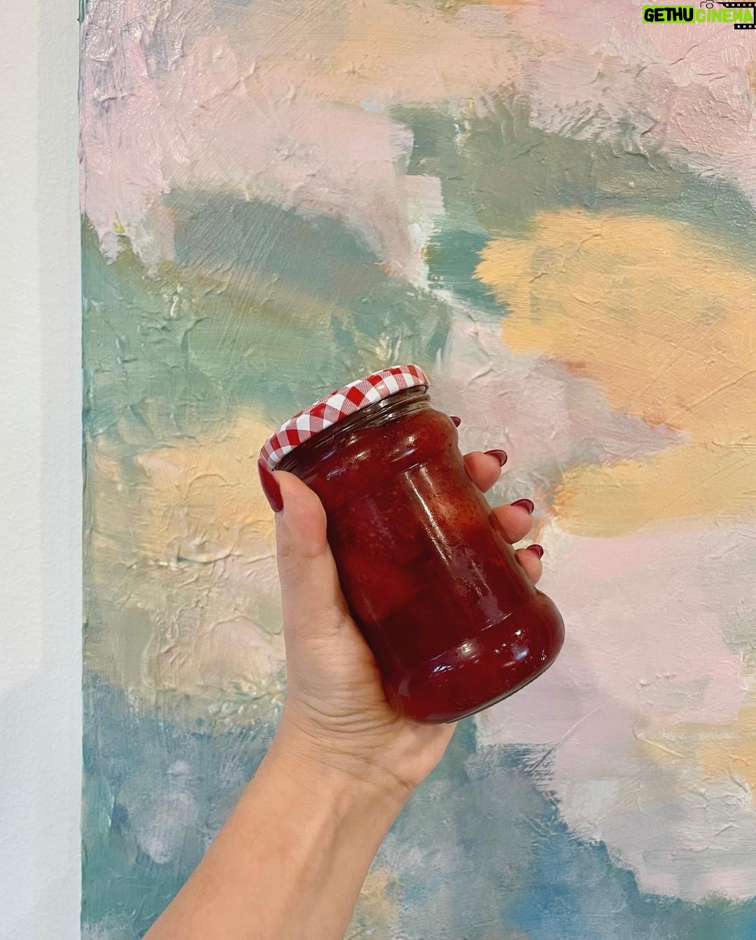 Sara Parikka Instagram - 🍓mä ostin ison laatikon kotimaisia mansikoita, mut ne ei ollu kovin hyviä (ei ehkä ylläri tälleen syyskuussa😅) niinpä päätin keitellä hilloa @anninuunissa reseptillä. Tästä tuli SUPERHYVÄÄ 😍🍓 nam! Ja ei kyllä uskoisi, että sokeria on tavallista vähemmän. Kannattaa koklaa! 🍓 Just herkuttelin hilloa jougurtin parina ja aattelin paistaa viikonloppuna lettuja 🥞 ihanaa viikonloppua 😚👋🏼❤️ ps.. kurkkaa vika kuva ☝🏼koiranpentu on aina siellä missä tapahtuu.. 🙊