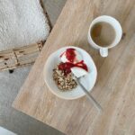 Sara Parikka Instagram - 🍓mä ostin ison laatikon kotimaisia mansikoita, mut ne ei ollu kovin hyviä (ei ehkä ylläri tälleen syyskuussa😅) niinpä päätin keitellä hilloa @anninuunissa reseptillä. Tästä tuli SUPERHYVÄÄ 😍🍓 nam! Ja ei kyllä uskoisi, että sokeria on tavallista vähemmän. Kannattaa koklaa! 🍓 Just herkuttelin hilloa jougurtin parina ja aattelin paistaa viikonloppuna lettuja 🥞 ihanaa viikonloppua 😚👋🏼❤️ ps.. kurkkaa vika kuva ☝🏼koiranpentu on aina siellä missä tapahtuu.. 🙊