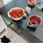 Sara Parikka Instagram - 🍓mä ostin ison laatikon kotimaisia mansikoita, mut ne ei ollu kovin hyviä (ei ehkä ylläri tälleen syyskuussa😅) niinpä päätin keitellä hilloa @anninuunissa reseptillä. Tästä tuli SUPERHYVÄÄ 😍🍓 nam! Ja ei kyllä uskoisi, että sokeria on tavallista vähemmän. Kannattaa koklaa! 🍓 Just herkuttelin hilloa jougurtin parina ja aattelin paistaa viikonloppuna lettuja 🥞 ihanaa viikonloppua 😚👋🏼❤️ ps.. kurkkaa vika kuva ☝🏼koiranpentu on aina siellä missä tapahtuu.. 🙊