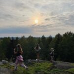 Sara Parikka Instagram - mainos @matsmart.fi 🌻alekoodi! Syysretket on täällä 🍁p a r a s t a 🍁Meidän arjen vakkaritilaus lähtee Matsmartille, josta löytyy pelastusta kaipaavia tuotteita, joita muuten uhkaisi hävikkiin päätyminen. Samalla voit säästää jopa 80% normaalihinnoista 😍 Mä tilaan Matsmartista aina mm. välipaloja/retkieväitä, koska niitä kuluu meidän arjessa jatkuvasti. Parhaita on just suolaiset keksit, luumut, taatelit, pähkinät ja meille aikuisille proteiinipatukat. Kurkkaa stooreista mitä meidän tilaus sisälsi tällä kertaa! 🥰 Alekoodilla SARAP15 saa -15% alennusta, kun ostoksia on vähintään 50€ edestä. Koodi on voimassa tällä kertaa 72h!😍 ja se koskee sekä uusia että vanhoja asiakkaita.