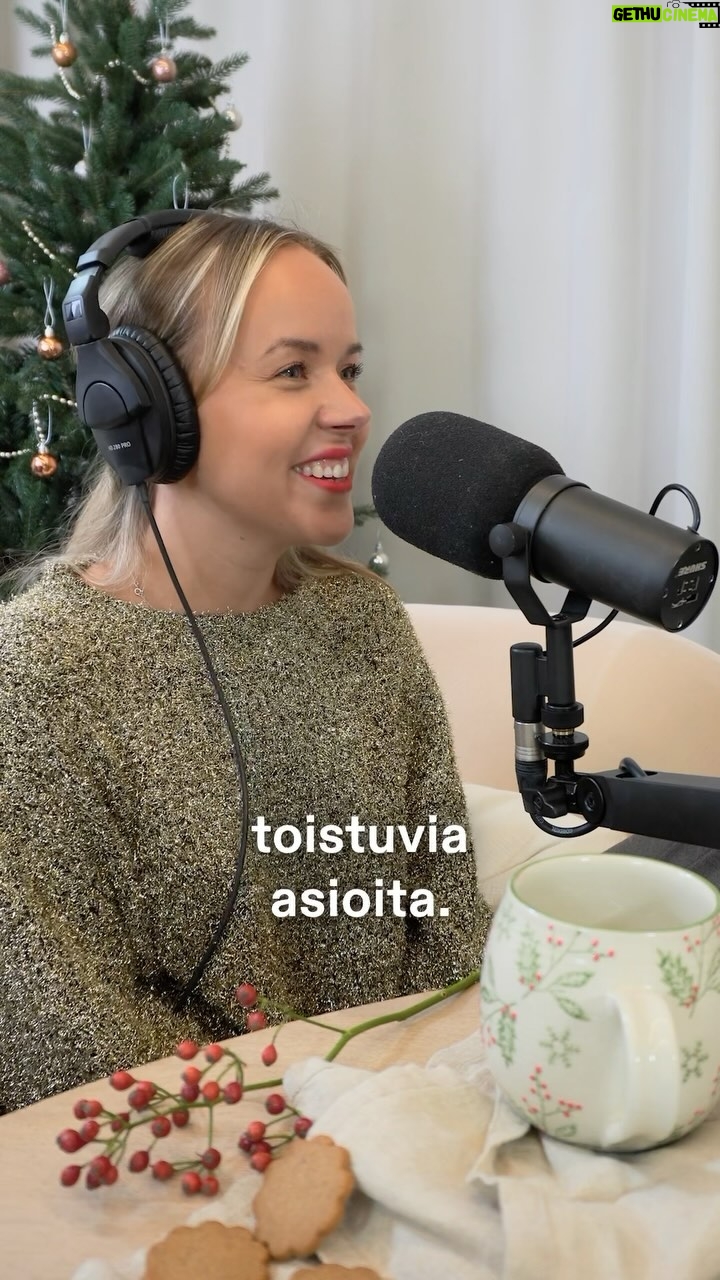 Sara Parikka Instagram - Mitkä perinteet on sulle tärkeitä? ❤️ Heiiii nyt kannattaa napata @podimo_fi kokeiluun, koska sieltä saa 60pv ilmaista kuunteluaikaa✨😍 mukavasti sujuu joulun valmistelut, kun voi samalla kuunnella podeja tai äänikirjoja 🥰 biosta löytyy linkki!