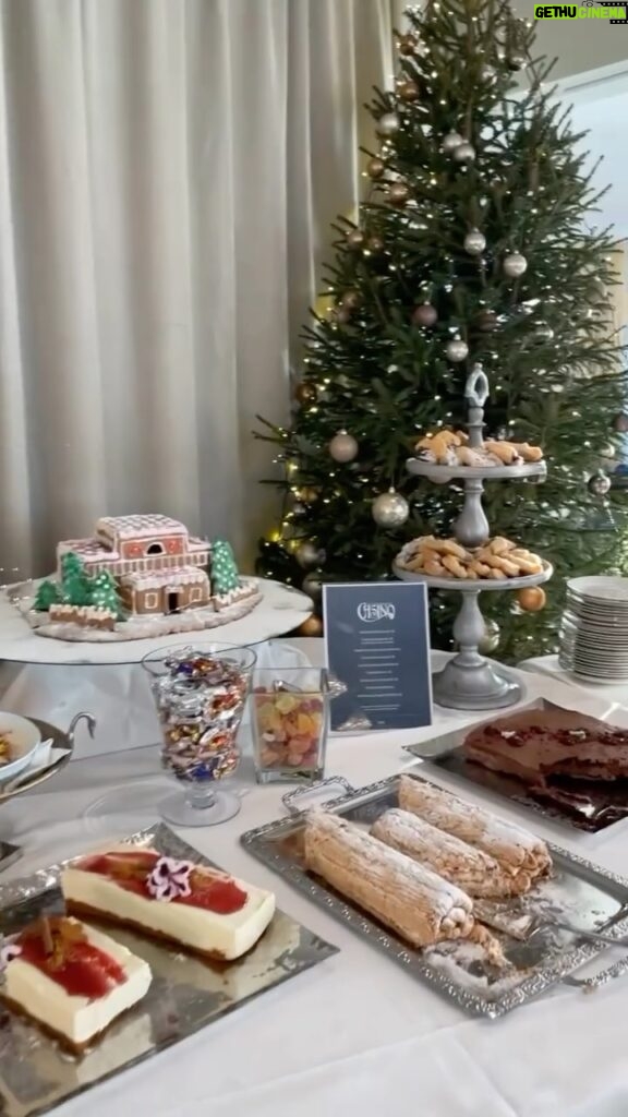 Sara Parikka Instagram - ✨🎄❤️ rakastuin viime vuonna ”joululounas” konseptiin.. tänään oltiin viettämässä pikkujoulua Kulosaaren Casinolla ja heidän perinteisen joulupöydän äärellä 😍 kaunis miljöö ja herkullinen ruoka. Lempparina alkupalapöytä, kuten melkeinpä aina 😌