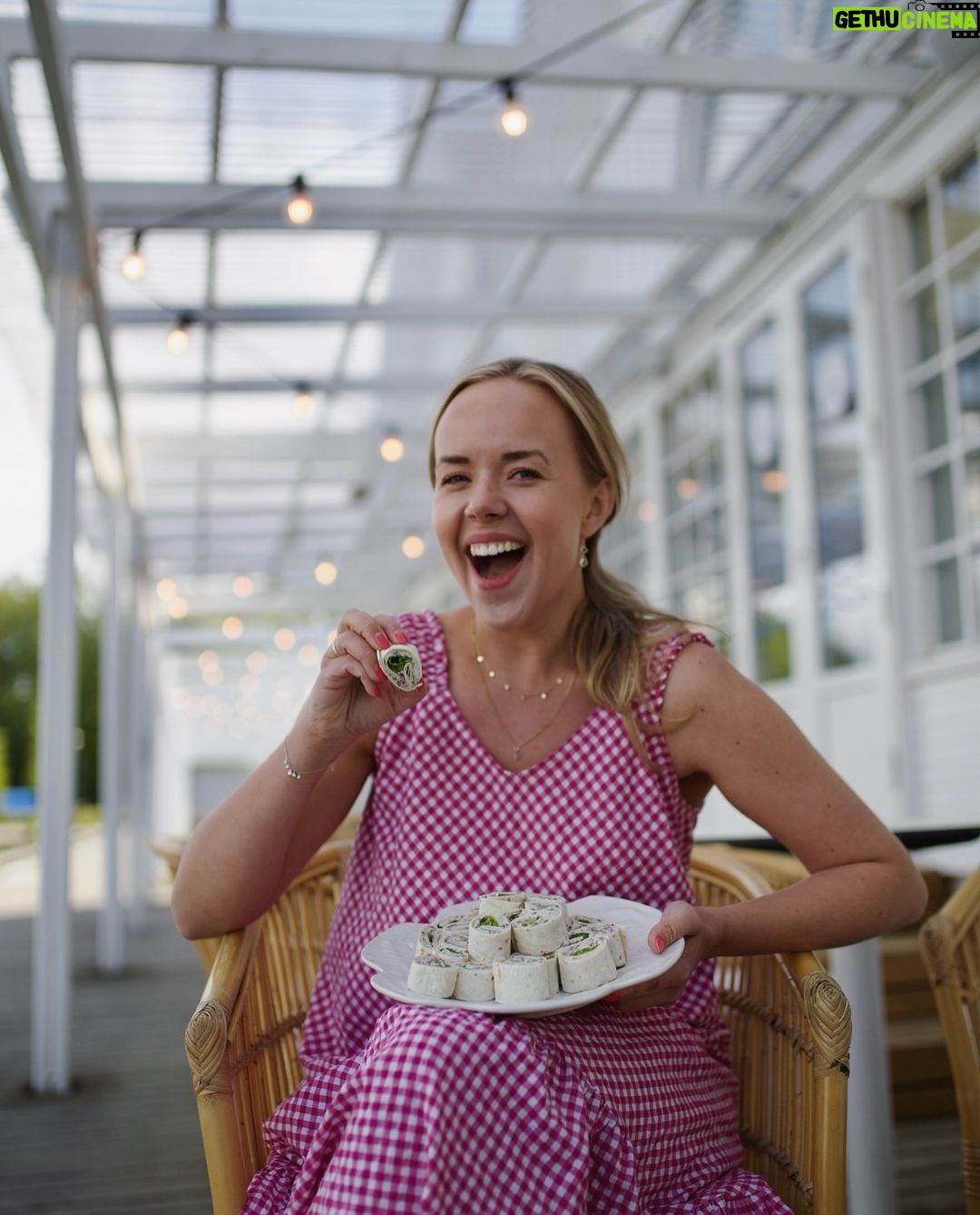 Sara Parikka Instagram - K I I T O S x 1000 🙏🏼😭 mun reseptikirjaa Mutkatonta & maukasta on ennakkotilattu yli tuhat kappaletta 🫶🏼🧡 En ehkä kestä! Kirjasta löytyy yli 50 reseptiä arkeen 👩🏼🍳🤌🏼En malta odottaa, että saatte sen käsiinne!! Eka painos on kohta myyty loppuun, joten jos haluat varmistua siitä että saat ekojen joukossa omasi 👉🏼 käy ennakkotilaamassa kirja.fi (siellä saatavilla myös signeerattu versio 😘) ja muista hyödyntää alekoodi SARA25 jolla saa 25% alennusta❣️biosta löytyy linkki! kuva: @carla_bock 🪄 @wsoykirjat