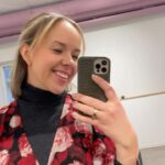 Sara Parikka Instagram - 🪄🎧 Saran kaverikirja on ollut tämän vuoden yksi mahtavimmista työjutuista.. ja oon niin onnellinen, että saan jatkaa tämän podcastin parissa myös läpi ensi vuoden 🥰✨ Nyt jos kaipaat joulun hulinoiden keskelle rauhoittumista tai hyvää kuunneltavaa, niin kannattaa napata @podimo_fi ja hyödyntää ilmainen kuunteluaika joka on 45päivää 😍👏🏼 löydät linkin biosta ❤️ mun ens viikon jaksoon tulee vieraaksi Mikko ja vastataan siinä teidän kysymyksiin jouluun liittyen 🙊🎄ihanaa viikonloppua 👋🏼