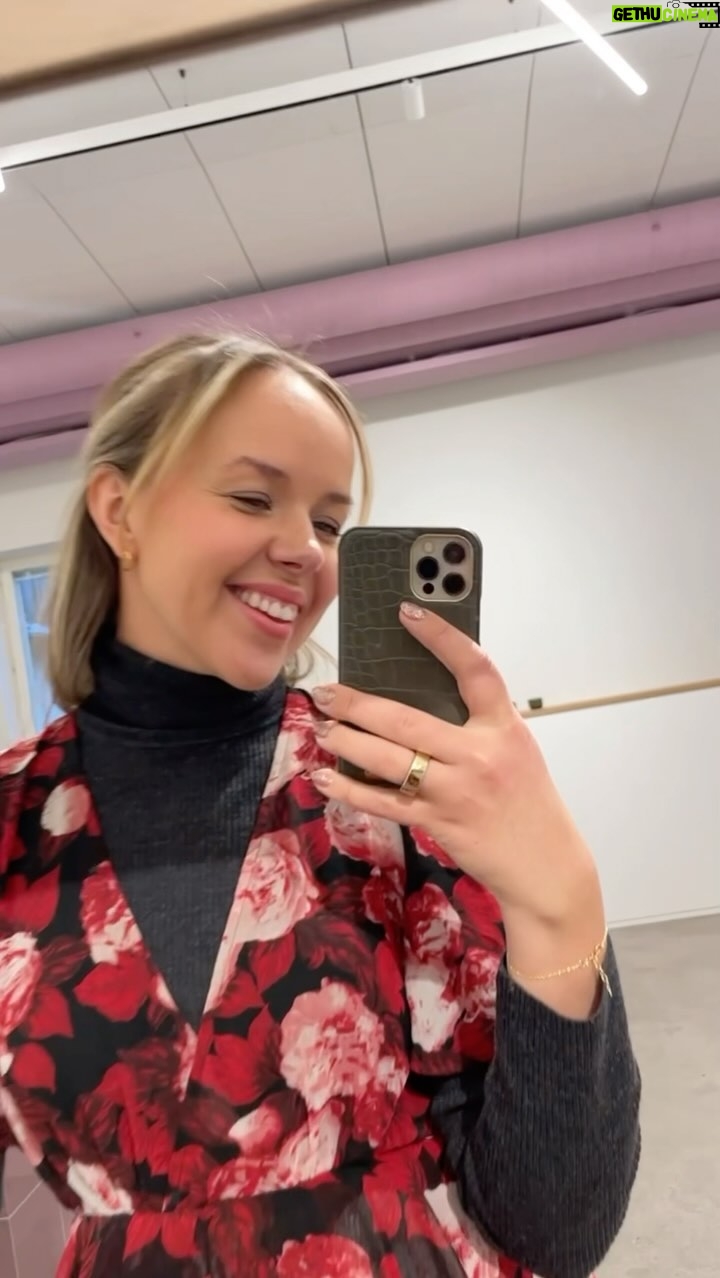 Sara Parikka Instagram - đȘđ§ Saran kaverikirja on ollut tĂ€mĂ€n vuoden yksi mahtavimmista työjutuista.. ja oon niin onnellinen, ettĂ€ saan jatkaa tĂ€mĂ€n podcastin parissa myös lĂ€pi ensi vuoden đ„°âš Nyt jos kaipaat joulun hulinoiden keskelle rauhoittumista tai hyvÀÀ kuunneltavaa, niin kannattaa napata @podimo_fi ja hyödyntÀÀ ilmainen kuunteluaika joka on 45pĂ€ivÀÀ đđđŒ löydĂ€t linkin biosta â€ïž mun ens viikon jaksoon tulee vieraaksi Mikko ja vastataan siinĂ€ teidĂ€n kysymyksiin jouluun liittyen đđihanaa viikonloppua đđŒ