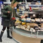 Sara Parikka Instagram - mainos @ksupermarketketju ❤️Joulussa parasta on yhteinen aika läheisten kanssa ja kokoontuminen yhdessä ruokapöydän äärelle 🥰 K-Supermarketin herkulliselta palvelutiskiltä löytyy ihanimmat tarjoilut joulupöytään 😍 kurkkaa vaikka kuva 5 ☝🏼🪄✨ Kysyn myös aina vinkkejä ja nevoja palvelutiskiltä ja palvelu on aina 6/5 🥰 Tänään mukaan lähti kaloja, rapusoosseja ja erilaisia juustoja. Tietty myös joulukukat, hedelmät ja herkut kuului ostoslistalle 👏🏼 Helpota jouluvalmisteluja ja käy hakemassa K-Supermarketista herkulliset tarjoilut joulupöytään ❤️ #ksupermarket#tavallistaparempiruokakauppa #joulunodotus #jouluherkut #kala #juustot #joulupöytä