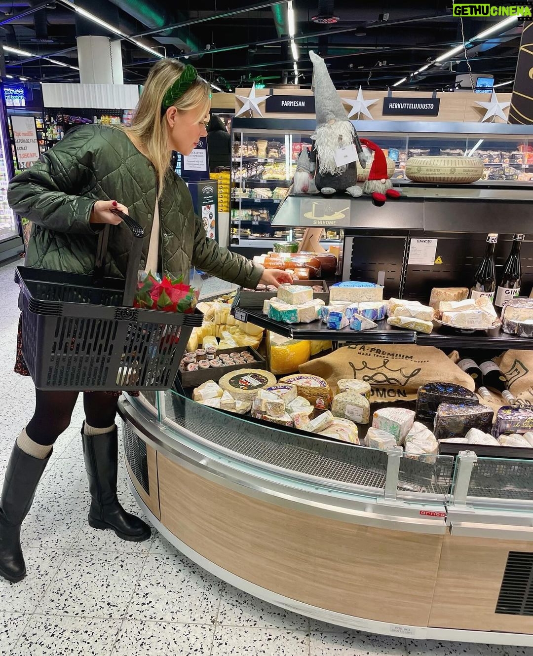 Sara Parikka Instagram - mainos @ksupermarketketju ❤️Joulussa parasta on yhteinen aika läheisten kanssa ja kokoontuminen yhdessä ruokapöydän äärelle 🥰 K-Supermarketin herkulliselta palvelutiskiltä löytyy ihanimmat tarjoilut joulupöytään 😍 kurkkaa vaikka kuva 5 ☝🏼🪄✨ Kysyn myös aina vinkkejä ja nevoja palvelutiskiltä ja palvelu on aina 6/5 🥰 Tänään mukaan lähti kaloja, rapusoosseja ja erilaisia juustoja. Tietty myös joulukukat, hedelmät ja herkut kuului ostoslistalle 👏🏼 Helpota jouluvalmisteluja ja käy hakemassa K-Supermarketista herkulliset tarjoilut joulupöytään ❤️ #ksupermarket#tavallistaparempiruokakauppa #joulunodotus #jouluherkut #kala #juustot #joulupöytä