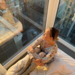 Sara Parikka Instagram - 🎈✨ Oltiin tasan viisi vuotta sitten @mikkoparik 30.v synttärireissulla nycissä 🥳 Meidän hotellihuoneesta oli ihan mielettömät näkymät, käveltiin joka päivä 20km ja Manhattanilla oli toooosi kylmä 🥶 niin kreisiä ajatella mitä kaikkea viidessä vuodessa on tapahtunut.. jospa seuraavat viisi vuotta menis vaikka vähän rauhallisemmin 🤭😁 tänäänkin juhlitaan, mut maltillisemmin kuin viisi vuotta sitten 🥰 Manhattan, New York