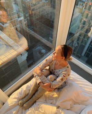 Sara Parikka Instagram - 🎈✨ Oltiin tasan viisi vuotta sitten @mikkoparik 30.v synttärireissulla nycissä 🥳 Meidän hotellihuoneesta oli ihan mielettömät näkymät, käveltiin joka päivä 20km ja Manhattanilla oli toooosi kylmä 🥶 niin kreisiä ajatella mitä kaikkea viidessä vuodessa on tapahtunut.. jospa seuraavat viisi vuotta menis vaikka vähän rauhallisemmin 🤭😁 tänäänkin juhlitaan, mut maltillisemmin kuin viisi vuotta sitten 🥰