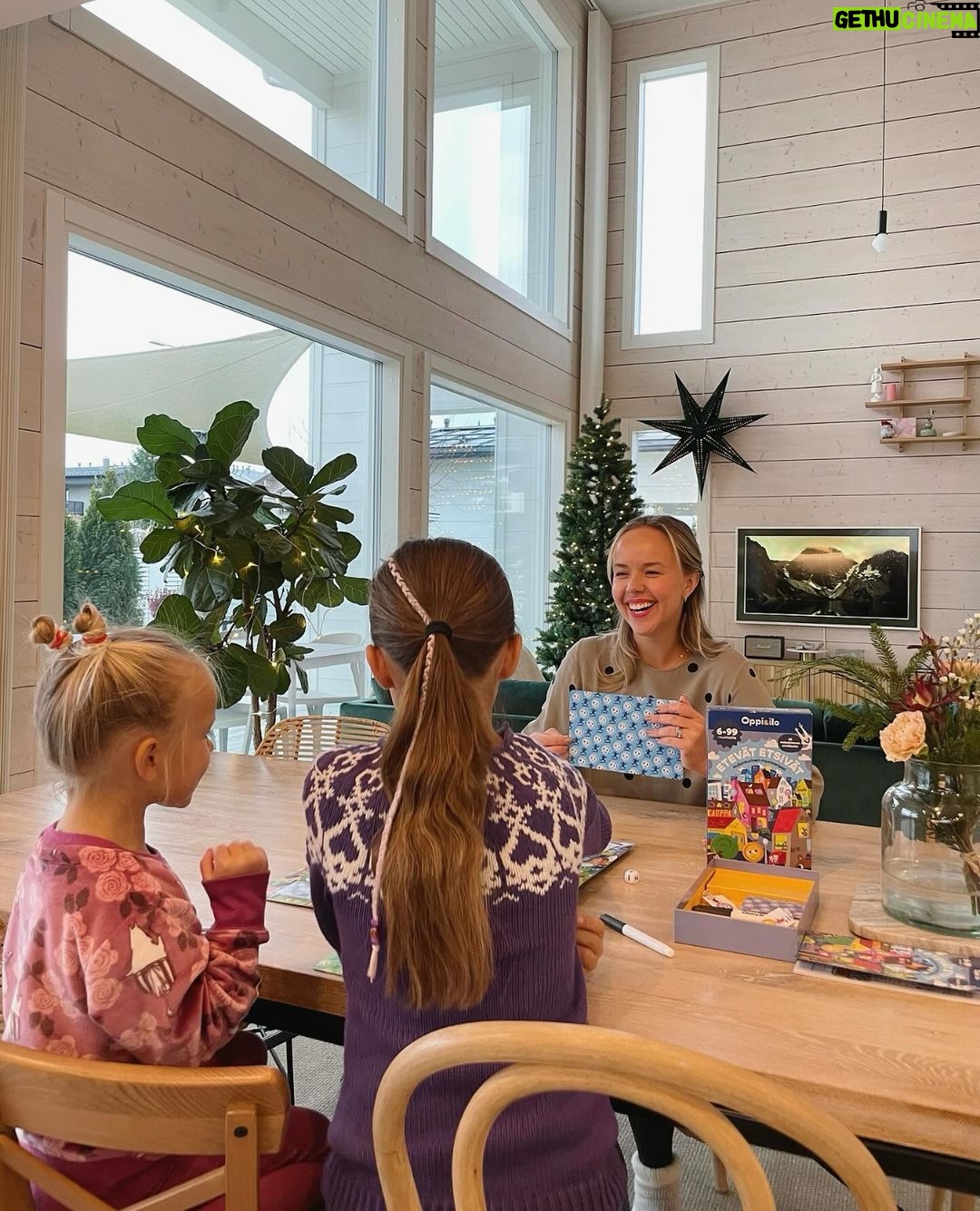 Sara Parikka Instagram - mainos @oppijailo arvonta & alekoodi ❤️ Meillä rakastetaan @oppijailo tuotteita, koska ne on oivaltavia ja niiden parissa viihtyy lapset & aikuiset. Nyt mulla onkin teille mahtava vinkki! 👇🏼 ❤️ Etevät etsivät -peli on koko perheelle sopiva lautapeli. Se on jännittävä, humoristinen ja selkeä lautapeli joka on helppo napata esille arjessa sekä esim täysin vapaapäivänä. Lautapelien pelaaminen on musta tosi kivaa yhdessäoloa perheen kanssa. Siinä tulee naurettua, pysähdyttyä saman asian äärelle ja vietettyä aikaa yhdessä. Kurkkaa stooreista tarkemmin millainen Etevät etsivät -peli on. ☺️ ❤️ ALEKOODILLA hyvänmielen joululahja joka on kehittävä, kestävä ja takaa kivaa tekemistä lapselle 😍 koodilla: sara15 saa –15%:n edun kaikista normaalihintaisista tuotteista Oppi&ilon verkkokaupassa ajalla: 2.-6.12. ❤️ ARVONTA: Kerro onko @oppijailo tuotteet teille tuttuja, niin olet mukana arvonnassa 👏🏼🥰 Saan arpoa kolme voittajaa, joista kukin saa Etevät etsivät -pelin. Arvon voittajan 10.12. ja ilmoitan dm viestillä. Instagram ei osallistu arvontaan.