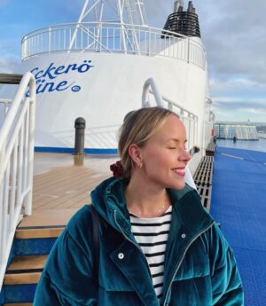 Sara Parikka Instagram - mainos @eckero_line ✨arvonta&alekoodi

❤️ Talvinen aurinko, Tallinna ja miniloma kaksin 🙏🏼 Puolitoista vuorokautta Tallinnassa tuntui paljon pidemmältä ja starttasi viimeistään joulufiiliksen 😌 

❤️Eckerö Linen sivuilta on tosi helppo varata hotellipaketit, kannattaa kurkata 😉 Vinkkinä upea @radissoncollectiontallinn hotelli jonka hintalaatuhde oli 6/5 ⭐️ (kuvat: 4&5)

❤️Kotimaisen m/s Finlandian ihanat ruoat, lounge, hytti ja merimyymälät takasi sen että kierrokset laski ja olo inspiroitui. Oli ihanaa nauttia laivan palveluista kaikessa rauhassa 😍 Myös Tallinna oli tälläkin kertaa t o d e l l a ihana ja päästiin hyppäämään kunnon joulutunnelmaan❣️

❤️HUOM! Tallinnan joulutori on auki 1.12.23-7.1.24 😍✨❣️kurkkaa stooreista lisää, siellä myös ravintola&kahvila vinkki!

❤️ALEKOODI: koodilla SARAP saa alennusta 10-20% (alennuksen määrää riippuu matkan ajankohdasta) osoitteesta
eckeroline.fi. Koodi on voimassa 30.6.2024 saakka. Paikkoja rajoitetusti/lähtö. Max 4 hlö/varaus. Ei koske hotellipaketteja.

❤️ARVONTA: Eckerö Line haluaa arpoa yhdelle onnekkaalle ihanan hemmotteluloman Tallinnaan kahdelle. Palkintona yhden yön hotelliloma Radisson Collection Tallinnaan kahdelle (sisältäen aamiaisen ja pääsyn spa -alueelle), meno-paluu liput Eckerö Linen m/s Finlandialla kahdelle ja ruokailut mennen tullen Buffet Eckerössä. Osallistu arvontaan kommentoimalla kenen kanssa lähtisit ihanalle irtiotolle laivalle ja Tallinnaan ja nappaa seurantaan @eckero_line Instagram -tili. Eckerö Line ottaa voittajaan yhteyttä yksityisviestillä ja arvonta on käynnissä keskiviikkoon 6.12. saakka. Lahjakortit voimassa 12kk. Instagram ei liity arvontaan.

#eckeröline #msfinlandia #tallinn
#makujamerellä