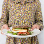 Sara Parikka Instagram - 👩🏼‍🍳☝🏼täydellinen ruoka viikonlopulle = Halloumi-ruishampparit 🧡 Nämä on erityisesti meidän esikoisen lemppareita ja ollaan tehty näitä jo vuosia 🍔 Ruisleipää, rapeaksi paistettua halloumia, tomaattisalsaa ja majoneesia 🤌🏼 tarkempi resepti löytyy tietty mun kirjasta Mutkatonta & maukasta 👩🏼‍🍳 kuva @carla_bock 📚 @wsoykirjat