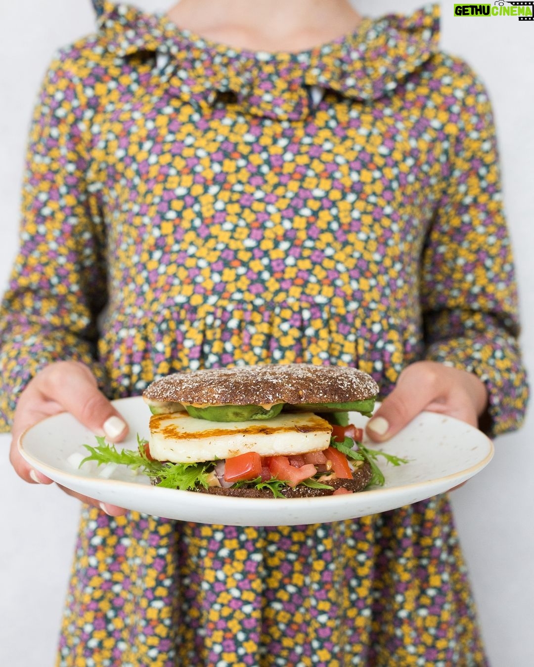 Sara Parikka Instagram - 👩🏼🍳☝🏼täydellinen ruoka viikonlopulle = Halloumi-ruishampparit 🧡 Nämä on erityisesti meidän esikoisen lemppareita ja ollaan tehty näitä jo vuosia 🍔 Ruisleipää, rapeaksi paistettua halloumia, tomaattisalsaa ja majoneesia 🤌🏼 tarkempi resepti löytyy tietty mun kirjasta Mutkatonta & maukasta 👩🏼🍳 kuva @carla_bock 📚 @wsoykirjat