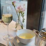 Sara Parikka Instagram - ihanaa viikonloppua 💫 me käytiin äidin kanssa nauttimassa ~afternoon tea~ jonka hommasin sille joululahjaksi ❣️oli hyvä 🤌🏼 ja aateltiin et vois käydä Helsingin parhaat tämän vuoden aikana läpi. On arvokasta viettää aikaa myös ilman lapsia 🥰 koska Mumma on aika kova sana meillä 🙊 eli vinkkejä kivoista teehetkistä otetaan vastaan! 😍 Kämp Cafe - Brasserie Kämp