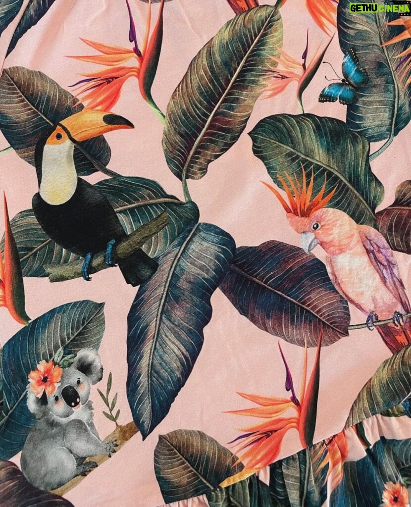 Sara Parikka Instagram - mainos @maiafamilyofficial alekoodi! 🧡Kevään uutuuskuosit ja mallit on täällä 🦜 Ma-ia Family osaa kyllä ilahduttaa kerta toisensa jälkeen 😍 Paraiso ja Amazon -kuoseista löytyy ihania tropiikin eläimiä 💕🐨🦋🦜 ja erilaisia vaatteita on koosta 56-134 + aikuisten mallisto, joka mahdollistaa myös samistelun lasten kanssa 🥰 Suosikkina Amazon paita&housut -video 5 ☝🏼 Sekä aivan ihana Paraiso mekko, josta löytyy taskut -kuva 4 ☝🏼 Kurkkaa stooreista tarkemmin meidän suosikit! 🥰 ALEKOODILLA: SARA24, saa 20 % alennusta normaalihintaisista tuotteista. HUOM! Koodi on voimassa 30.1.–1.2. #maiafamily #maiafamilykevät