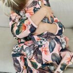 Sara Parikka Instagram - mainos @maiafamilyofficial alekoodi! 🧡Kevään uutuuskuosit ja mallit on täällä 🦜 Ma-ia Family osaa kyllä ilahduttaa kerta toisensa jälkeen 😍 Paraiso ja Amazon -kuoseista löytyy ihania tropiikin eläimiä 💕🐨🦋🦜 ja erilaisia vaatteita on koosta 56-134 + aikuisten mallisto, joka mahdollistaa myös samistelun lasten kanssa 🥰 Suosikkina Amazon paita&housut -video 5 ☝🏼 Sekä aivan ihana Paraiso mekko, josta löytyy taskut -kuva 4 ☝🏼 Kurkkaa stooreista tarkemmin meidän suosikit! 🥰 ALEKOODILLA: SARA24, saa 20 % alennusta normaalihintaisista tuotteista. HUOM! Koodi on voimassa 30.1.–1.2. #maiafamily #maiafamilykevät
