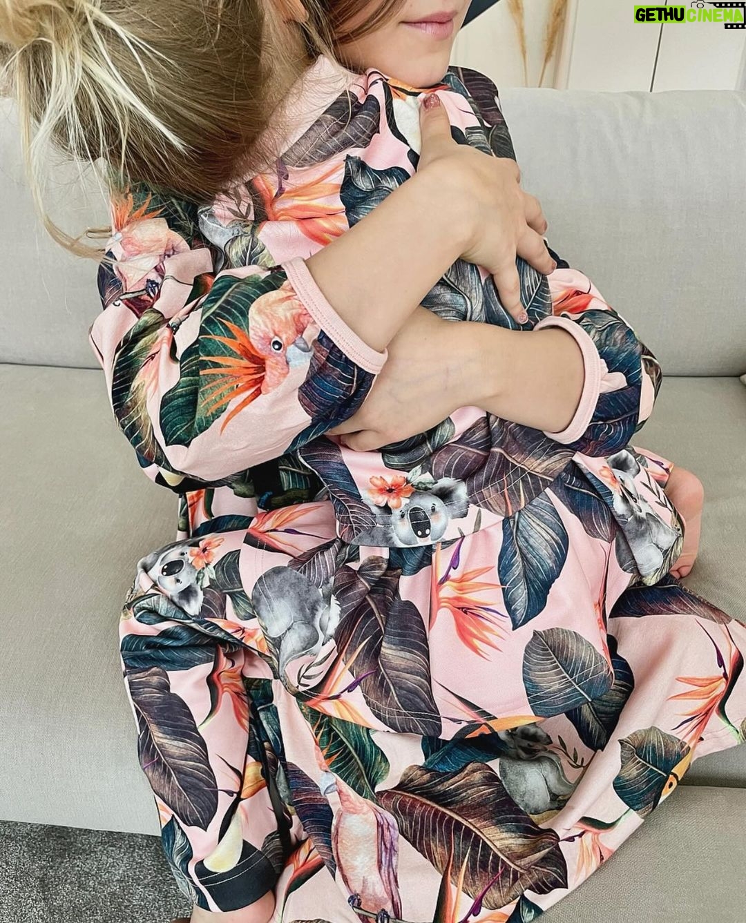 Sara Parikka Instagram - mainos @maiafamilyofficial alekoodi! 🧡Kevään uutuuskuosit ja mallit on täällä 🦜 Ma-ia Family osaa kyllä ilahduttaa kerta toisensa jälkeen 😍 Paraiso ja Amazon -kuoseista löytyy ihania tropiikin eläimiä 💕🐨🦋🦜 ja erilaisia vaatteita on koosta 56-134 + aikuisten mallisto, joka mahdollistaa myös samistelun lasten kanssa 🥰 Suosikkina Amazon paita&housut -video 5 ☝🏼 Sekä aivan ihana Paraiso mekko, josta löytyy taskut -kuva 4 ☝🏼 Kurkkaa stooreista tarkemmin meidän suosikit! 🥰 ALEKOODILLA: SARA24, saa 20 % alennusta normaalihintaisista tuotteista. HUOM! Koodi on voimassa 30.1.–1.2. #maiafamily #maiafamilykevät