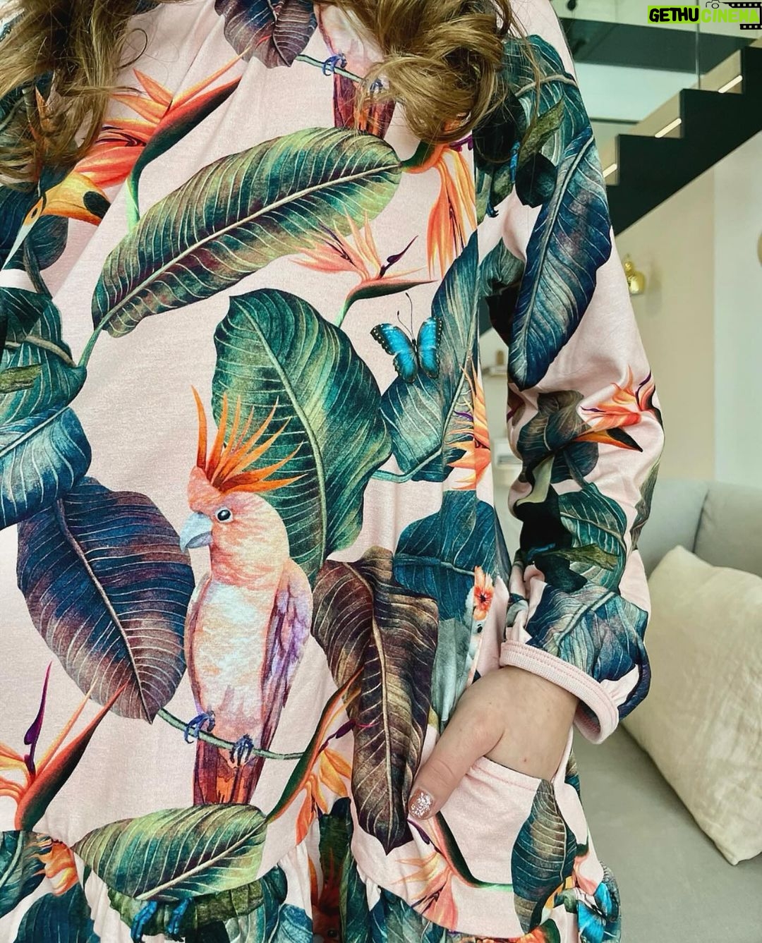 Sara Parikka Instagram - mainos @maiafamilyofficial alekoodi! 🧡Kevään uutuuskuosit ja mallit on täällä 🦜 Ma-ia Family osaa kyllä ilahduttaa kerta toisensa jälkeen 😍 Paraiso ja Amazon -kuoseista löytyy ihania tropiikin eläimiä 💕🐨🦋🦜 ja erilaisia vaatteita on koosta 56-134 + aikuisten mallisto, joka mahdollistaa myös samistelun lasten kanssa 🥰 Suosikkina Amazon paita&housut -video 5 ☝🏼 Sekä aivan ihana Paraiso mekko, josta löytyy taskut -kuva 4 ☝🏼 Kurkkaa stooreista tarkemmin meidän suosikit! 🥰 ALEKOODILLA: SARA24, saa 20 % alennusta normaalihintaisista tuotteista. HUOM! Koodi on voimassa 30.1.–1.2. #maiafamily #maiafamilykevät