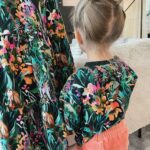 Sara Parikka Instagram - mainos @maiafamilyofficial alekoodi! 🧡Kevään uutuuskuosit ja mallit on täällä 🦜 Ma-ia Family osaa kyllä ilahduttaa kerta toisensa jälkeen 😍 Paraiso ja Amazon -kuoseista löytyy ihania tropiikin eläimiä 💕🐨🦋🦜 ja erilaisia vaatteita on koosta 56-134 + aikuisten mallisto, joka mahdollistaa myös samistelun lasten kanssa 🥰 Suosikkina Amazon paita&housut -video 5 ☝🏼 Sekä aivan ihana Paraiso mekko, josta löytyy taskut -kuva 4 ☝🏼 Kurkkaa stooreista tarkemmin meidän suosikit! 🥰 ALEKOODILLA: SARA24, saa 20 % alennusta normaalihintaisista tuotteista. HUOM! Koodi on voimassa 30.1.–1.2. #maiafamily #maiafamilykevät