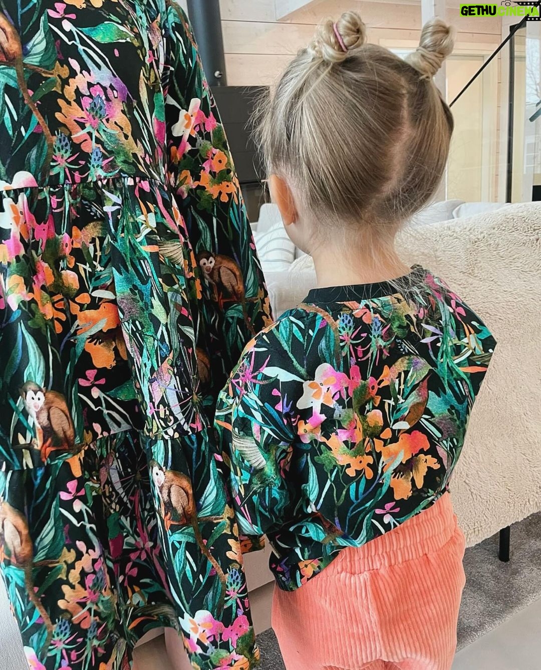 Sara Parikka Instagram - mainos @maiafamilyofficial alekoodi! 🧡Kevään uutuuskuosit ja mallit on täällä 🦜 Ma-ia Family osaa kyllä ilahduttaa kerta toisensa jälkeen 😍 Paraiso ja Amazon -kuoseista löytyy ihania tropiikin eläimiä 💕🐨🦋🦜 ja erilaisia vaatteita on koosta 56-134 + aikuisten mallisto, joka mahdollistaa myös samistelun lasten kanssa 🥰 Suosikkina Amazon paita&housut -video 5 ☝🏼 Sekä aivan ihana Paraiso mekko, josta löytyy taskut -kuva 4 ☝🏼 Kurkkaa stooreista tarkemmin meidän suosikit! 🥰 ALEKOODILLA: SARA24, saa 20 % alennusta normaalihintaisista tuotteista. HUOM! Koodi on voimassa 30.1.–1.2. #maiafamily #maiafamilykevät