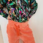 Sara Parikka Instagram - mainos @maiafamilyofficial alekoodi! 🧡Kevään uutuuskuosit ja mallit on täällä 🦜 Ma-ia Family osaa kyllä ilahduttaa kerta toisensa jälkeen 😍 Paraiso ja Amazon -kuoseista löytyy ihania tropiikin eläimiä 💕🐨🦋🦜 ja erilaisia vaatteita on koosta 56-134 + aikuisten mallisto, joka mahdollistaa myös samistelun lasten kanssa 🥰 Suosikkina Amazon paita&housut -video 5 ☝🏼 Sekä aivan ihana Paraiso mekko, josta löytyy taskut -kuva 4 ☝🏼 Kurkkaa stooreista tarkemmin meidän suosikit! 🥰 ALEKOODILLA: SARA24, saa 20 % alennusta normaalihintaisista tuotteista. HUOM! Koodi on voimassa 30.1.–1.2. #maiafamily #maiafamilykevät