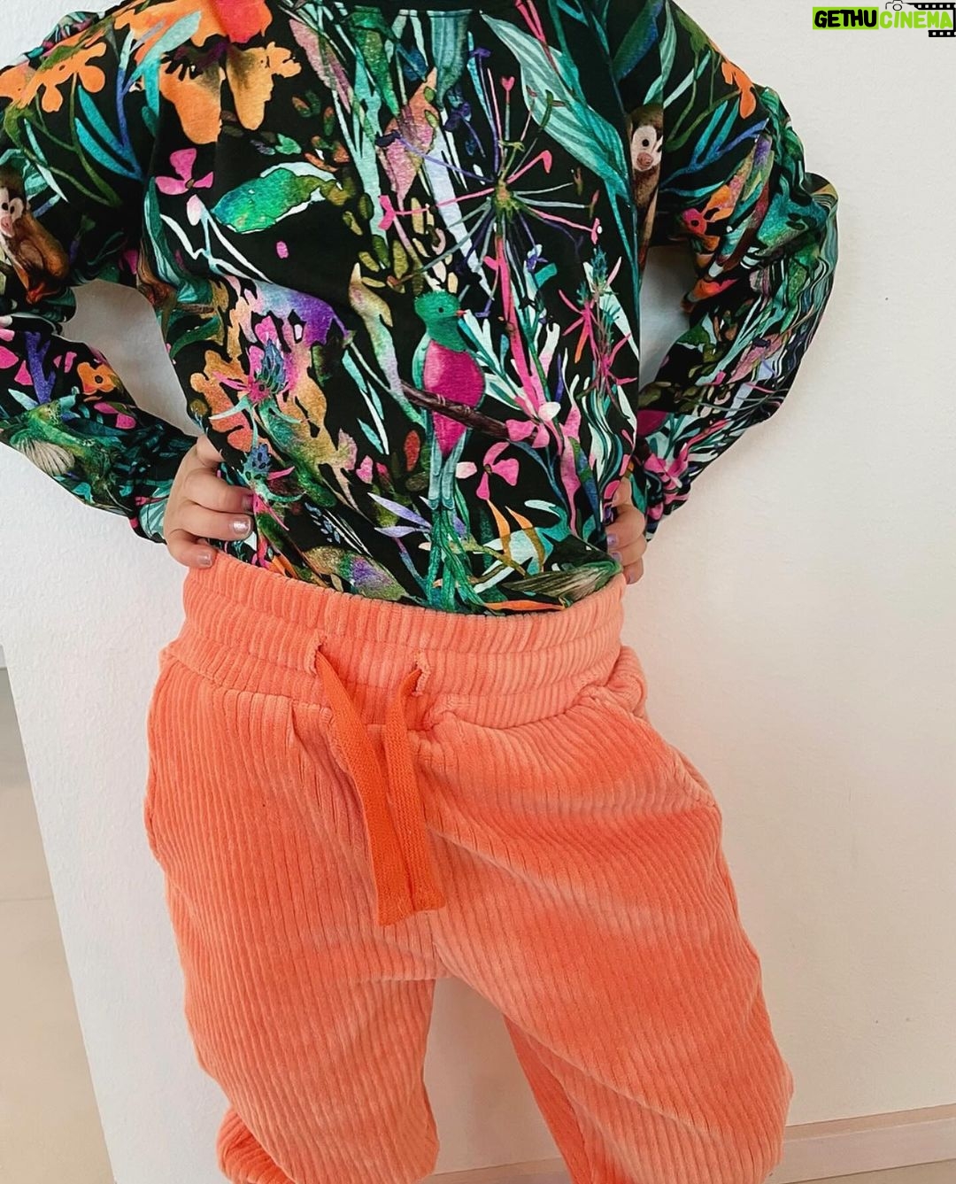 Sara Parikka Instagram - mainos @maiafamilyofficial alekoodi! 🧡Kevään uutuuskuosit ja mallit on täällä 🦜 Ma-ia Family osaa kyllä ilahduttaa kerta toisensa jälkeen 😍 Paraiso ja Amazon -kuoseista löytyy ihania tropiikin eläimiä 💕🐨🦋🦜 ja erilaisia vaatteita on koosta 56-134 + aikuisten mallisto, joka mahdollistaa myös samistelun lasten kanssa 🥰 Suosikkina Amazon paita&housut -video 5 ☝🏼 Sekä aivan ihana Paraiso mekko, josta löytyy taskut -kuva 4 ☝🏼 Kurkkaa stooreista tarkemmin meidän suosikit! 🥰 ALEKOODILLA: SARA24, saa 20 % alennusta normaalihintaisista tuotteista. HUOM! Koodi on voimassa 30.1.–1.2. #maiafamily #maiafamilykevät
