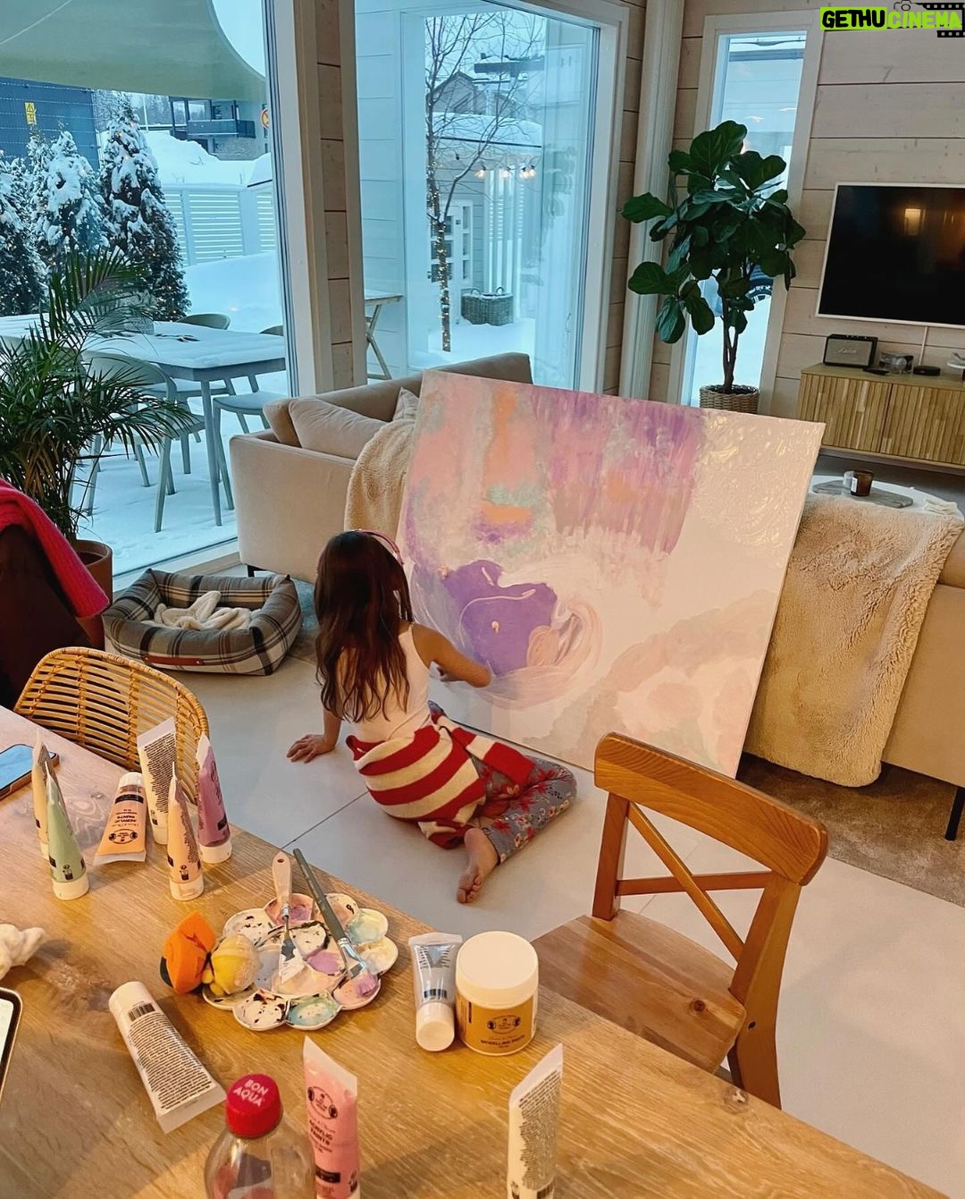 Sara Parikka Instagram - 10 kuvaa kuluneelta viikolta ☝🏼 Olipahan viikko 🙉💕 kirjan julkaisupäivä, haastiksia, uusien podijaksojen tekoa, kirjastokäynti, ennakkoäänestys, lapset ja heidän kamut, välipaloja, autokyytejä, oikomishoitoa, kukkakimppuja, synttärijuhlia ja Pieni merenneito. Ens viikko asteen rauhallisemmin.. 🤞🏼✨❄️