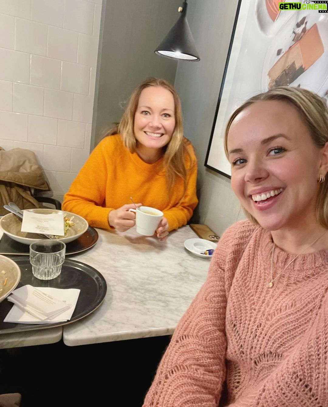 Sara Parikka Instagram - 10 kuvaa kuluneelta viikolta ☝🏼 Olipahan viikko 🙉💕 kirjan julkaisupäivä, haastiksia, uusien podijaksojen tekoa, kirjastokäynti, ennakkoäänestys, lapset ja heidän kamut, välipaloja, autokyytejä, oikomishoitoa, kukkakimppuja, synttärijuhlia ja Pieni merenneito. Ens viikko asteen rauhallisemmin.. 🤞🏼✨❄️