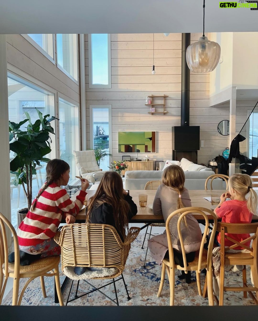 Sara Parikka Instagram - 10 kuvaa kuluneelta viikolta ☝🏼 Olipahan viikko 🙉💕 kirjan julkaisupäivä, haastiksia, uusien podijaksojen tekoa, kirjastokäynti, ennakkoäänestys, lapset ja heidän kamut, välipaloja, autokyytejä, oikomishoitoa, kukkakimppuja, synttärijuhlia ja Pieni merenneito. Ens viikko asteen rauhallisemmin.. 🤞🏼✨❄️