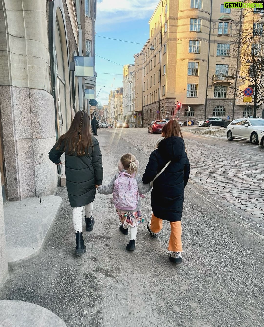 Sara Parikka Instagram - Hop uuteen viikkoon đđ valon määrä lisääntyy ja päivä pitenee nyt 5min joka päivä (ja pohjoisessa 10min/pvä) âď¸ IHANAA! Ja oottekko kuulleet kuinka linnut visertää? â¨