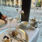 Sara Parikka Instagram - ihanaa viikonloppua 💫 me käytiin äidin kanssa nauttimassa ~afternoon tea~ jonka hommasin sille joululahjaksi ❣️oli hyvä 🤌🏼 ja aateltiin et vois käydä Helsingin parhaat tämän vuoden aikana läpi. On arvokasta viettää aikaa myös ilman lapsia 🥰 koska Mumma on aika kova sana meillä 🙊 eli vinkkejä kivoista teehetkistä otetaan vastaan! 😍 Kämp Cafe - Brasserie Kämp