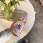Sara Parikka Instagram - mainos @nivea ❄️ Täällä arki on startannut ja samalla oon viilannut mun ihonhoitorutiineita ✨ Lempparina NIVEA Soothing Micellar Water -misellivesi, jossa on uudistunut koostumus. Tämä on just täydellinen valinta herkälle iholle 🧴💖 NIVEA Soothing Micellar Water -misellivesi syväpuhdistaa ihon tehokkaasti, poistaa meikin ja samalla rauhoittaa ihoa. Se on hajusteeton, nopea ja hellävarainen – puhdistaa ihon vain muutamalla kevyellä pyyhkäisyllä, ilman tarvetta hankaukselle 👌🏼 Ei ärsytä mun herkkää ihoa yhtään! 🌸✨ Kurkkaa vaikka videosta ☝🏼 miten tarkkaa puhdistusjälkeä tulee ilman ihon punoitusta 😍 #niveahetki