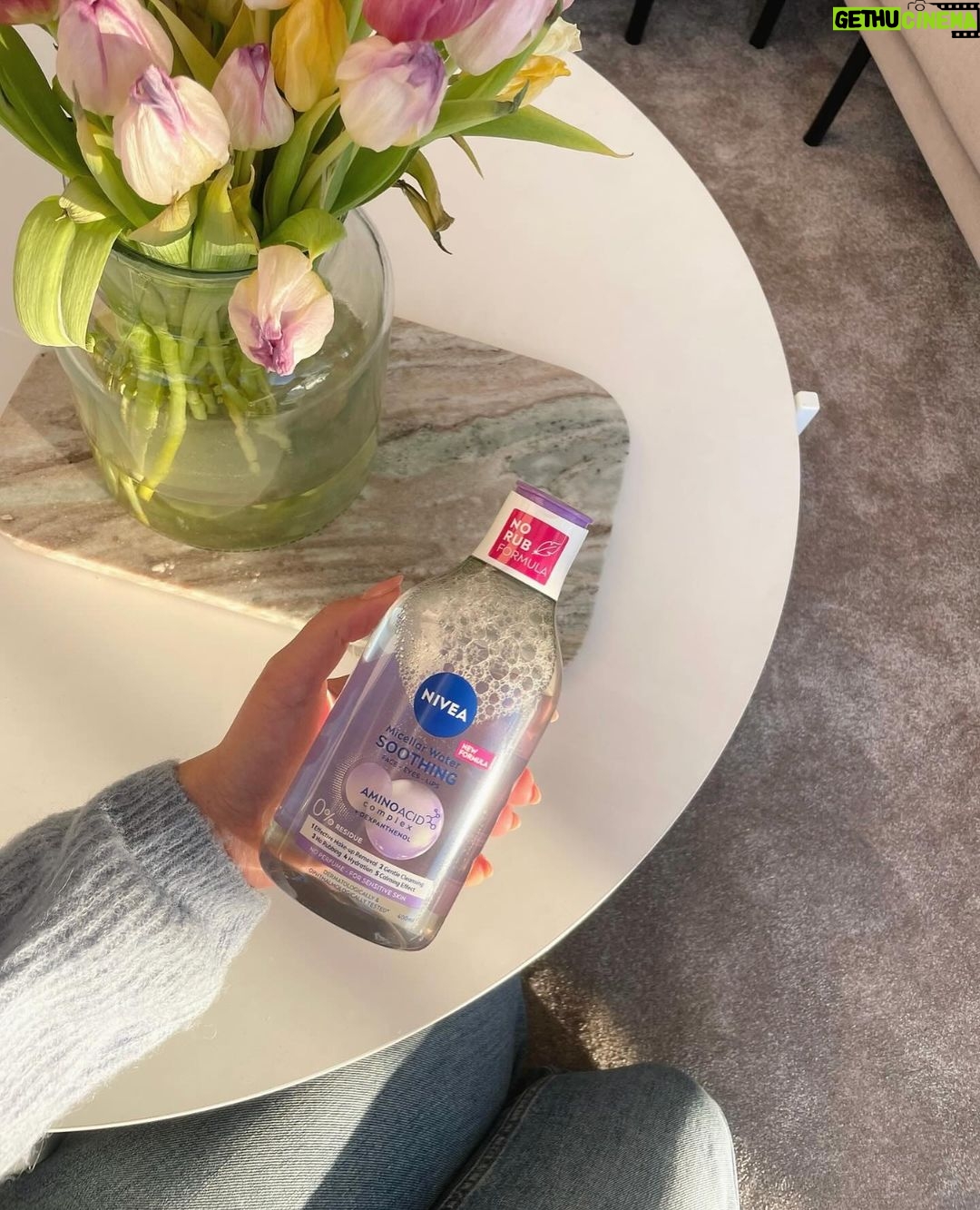 Sara Parikka Instagram - mainos @nivea ❄️ Täällä arki on startannut ja samalla oon viilannut mun ihonhoitorutiineita ✨ Lempparina NIVEA Soothing Micellar Water -misellivesi, jossa on uudistunut koostumus. Tämä on just täydellinen valinta herkälle iholle 🧴💖 NIVEA Soothing Micellar Water -misellivesi syväpuhdistaa ihon tehokkaasti, poistaa meikin ja samalla rauhoittaa ihoa. Se on hajusteeton, nopea ja hellävarainen – puhdistaa ihon vain muutamalla kevyellä pyyhkäisyllä, ilman tarvetta hankaukselle 👌🏼 Ei ärsytä mun herkkää ihoa yhtään! 🌸✨ Kurkkaa vaikka videosta ☝🏼 miten tarkkaa puhdistusjälkeä tulee ilman ihon punoitusta 😍 #niveahetki