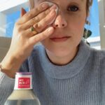 Sara Parikka Instagram - mainos @nivea ❄️ Täällä arki on startannut ja samalla oon viilannut mun ihonhoitorutiineita ✨ Lempparina NIVEA Soothing Micellar Water -misellivesi, jossa on uudistunut koostumus. Tämä on just täydellinen valinta herkälle iholle 🧴💖 NIVEA Soothing Micellar Water -misellivesi syväpuhdistaa ihon tehokkaasti, poistaa meikin ja samalla rauhoittaa ihoa. Se on hajusteeton, nopea ja hellävarainen – puhdistaa ihon vain muutamalla kevyellä pyyhkäisyllä, ilman tarvetta hankaukselle 👌🏼 Ei ärsytä mun herkkää ihoa yhtään! 🌸✨ Kurkkaa vaikka videosta ☝🏼 miten tarkkaa puhdistusjälkeä tulee ilman ihon punoitusta 😍 #niveahetki
