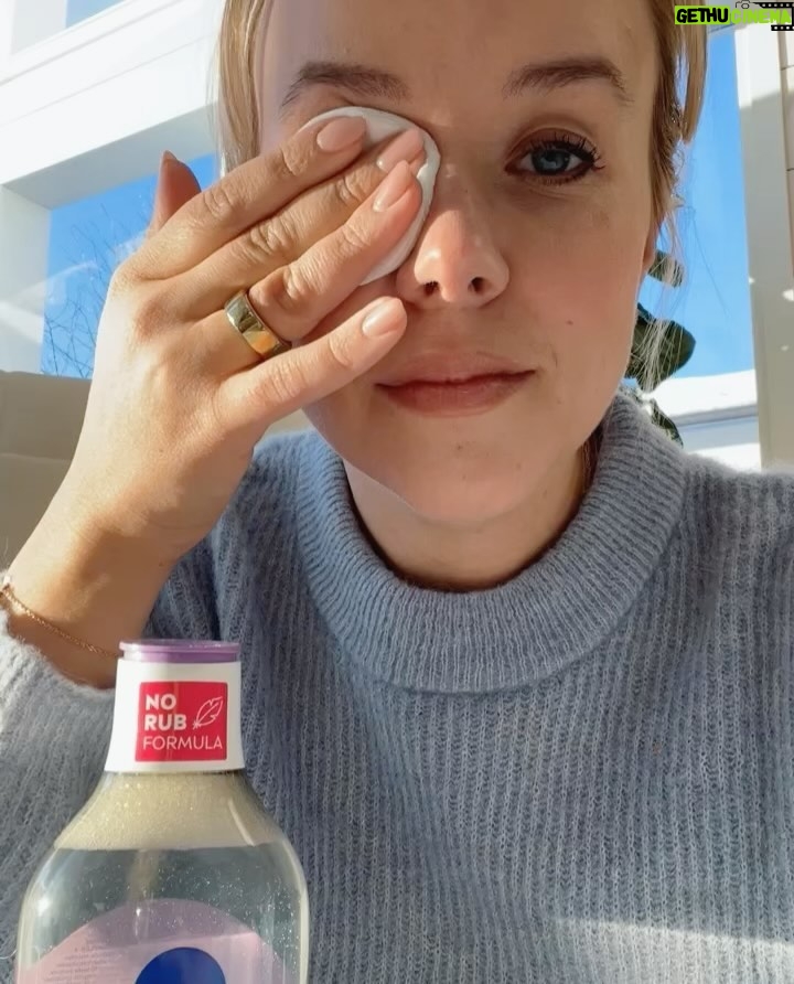 Sara Parikka Instagram - mainos @nivea ❄️ Täällä arki on startannut ja samalla oon viilannut mun ihonhoitorutiineita ✨ Lempparina NIVEA Soothing Micellar Water -misellivesi, jossa on uudistunut koostumus. Tämä on just täydellinen valinta herkälle iholle 🧴💖 NIVEA Soothing Micellar Water -misellivesi syväpuhdistaa ihon tehokkaasti, poistaa meikin ja samalla rauhoittaa ihoa. Se on hajusteeton, nopea ja hellävarainen – puhdistaa ihon vain muutamalla kevyellä pyyhkäisyllä, ilman tarvetta hankaukselle 👌🏼 Ei ärsytä mun herkkää ihoa yhtään! 🌸✨ Kurkkaa vaikka videosta ☝🏼 miten tarkkaa puhdistusjälkeä tulee ilman ihon punoitusta 😍 #niveahetki