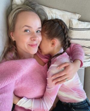 Sara Parikka Instagram - 💕☀️Loppiaisen pötköttely esikoinen kainalossa.. maanantaina alkaakin sit arki 🫣