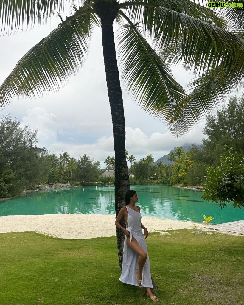 Sara Sampaio Instagram - The manta rays were dancing for us 🥹 The St. Regis Bora Bora Resort