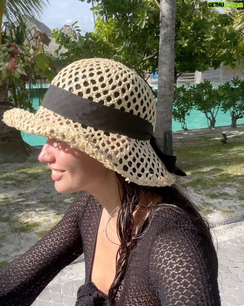 Sara Sampaio Instagram - Another day in paradise 🥹 The St. Regis Bora Bora Resort
