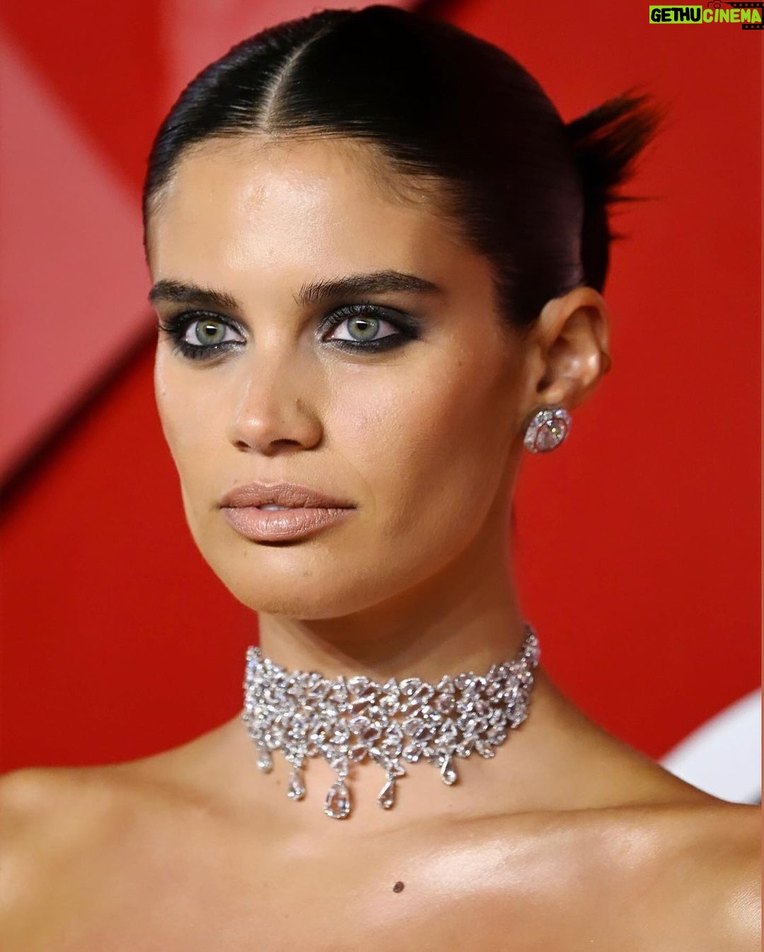 Sara Sampaio Instagram - Not even the rain can stop us. Beautiful night at the British fashion awards with @smartwater wearing @richardquinn and @swarovski styled by @aryehlappin Glam by @carolinebarnesmakeup and @_vascofreitas_