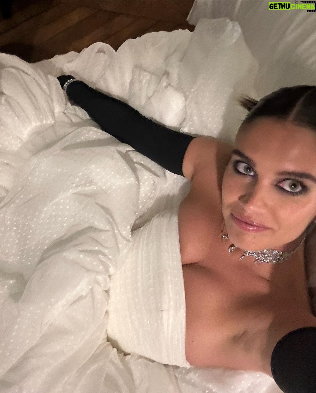 Sara Sampaio Instagram - Not even the rain can stop us. Beautiful night at the British fashion awards with @smartwater wearing @richardquinn and @swarovski styled by @aryehlappin Glam by @carolinebarnesmakeup and @_vascofreitas_