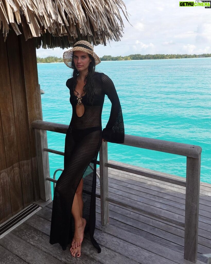 Sara Sampaio Instagram - Another day in paradise 🥹 The St. Regis Bora Bora Resort
