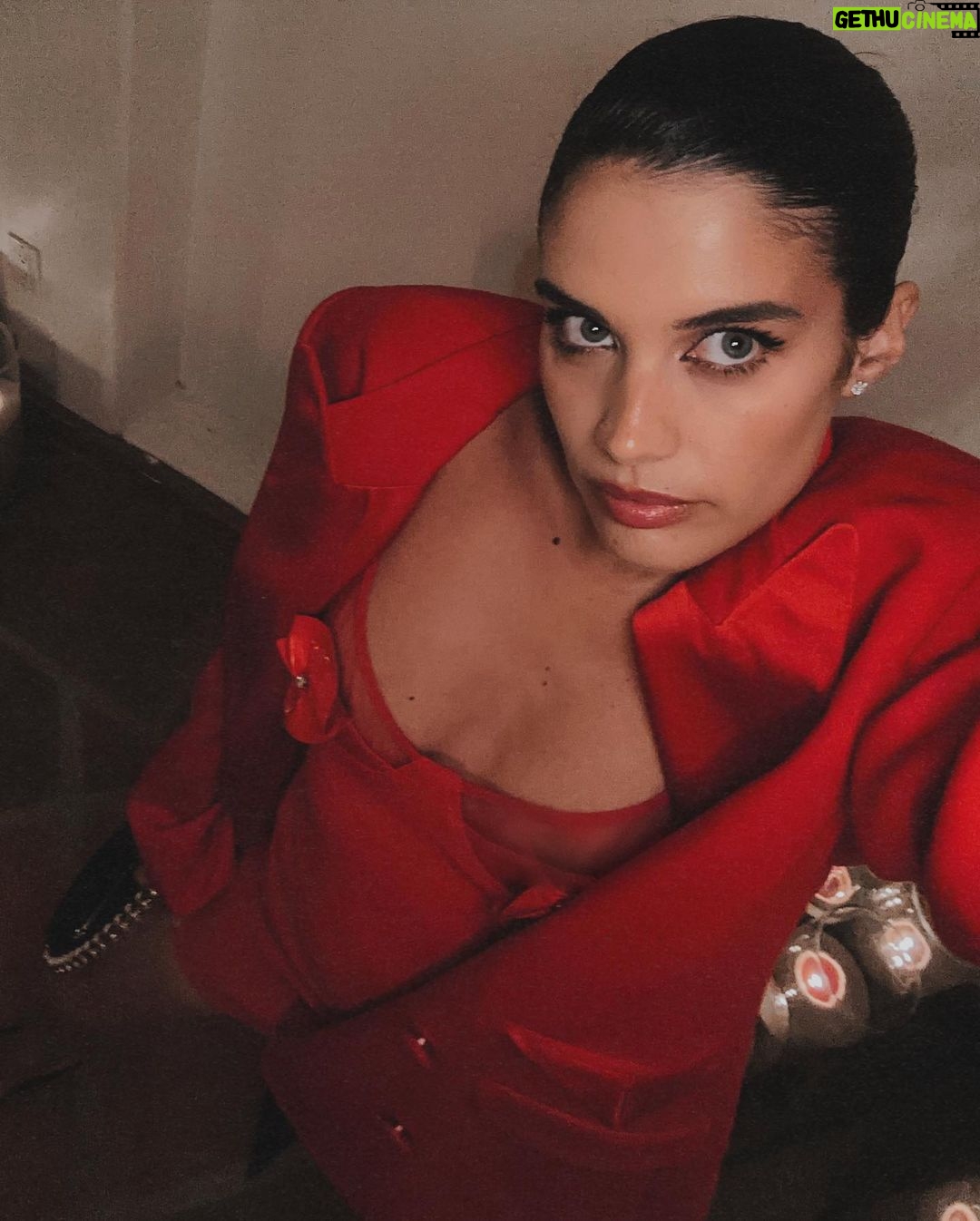 Sara Sampaio Instagram - Congrats @shaninamshaik and @georgiasinclair on your podcast @eightytwentypod ❤️ Also this red look 😭😍 @davidkomalondon @lalingilondon