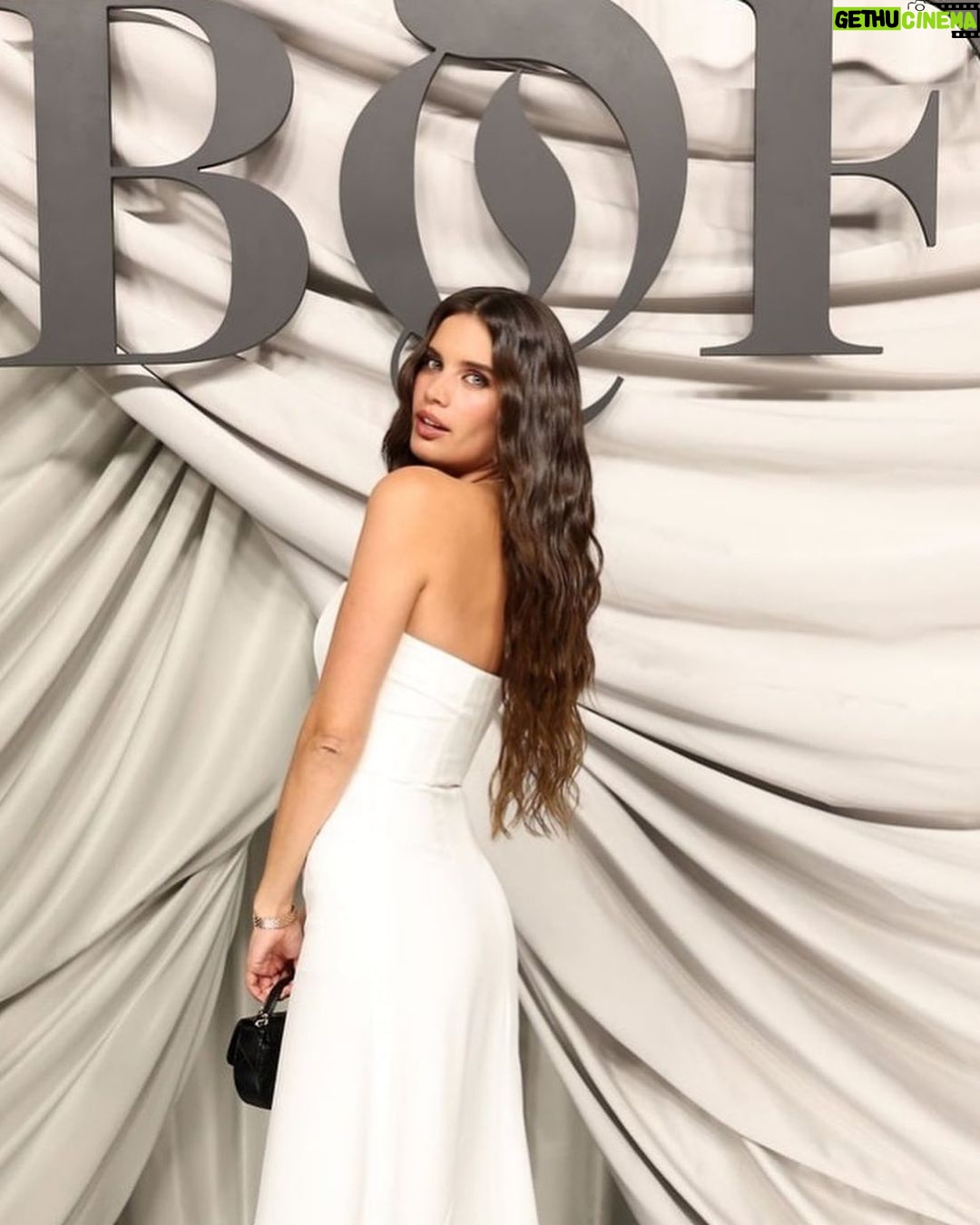 Sara Sampaio Instagram - Reminiscing my covid hair! Lovely night with @bof Hotel Lutetia Paris