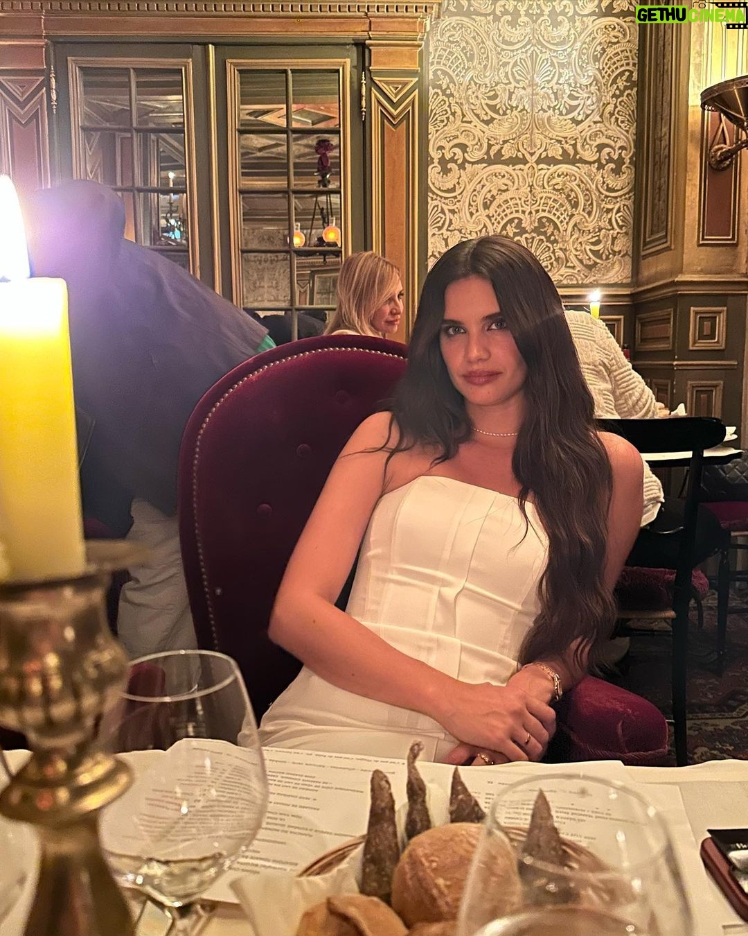 Sara Sampaio Instagram - Reminiscing my covid hair! Lovely night with @bof Hotel Lutetia Paris