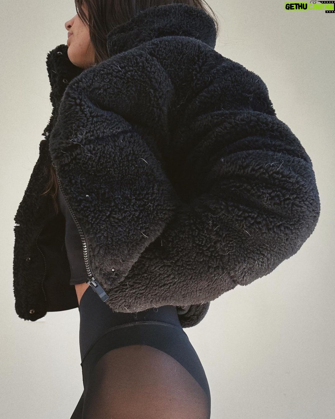 Sara Sampaio Instagram - Everything I own is covered in dog hair and this @alo jacket is no exception 😅