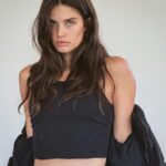 Sara Sampaio Instagram - Everything I own is covered in dog hair and this @alo jacket is no exception 😅