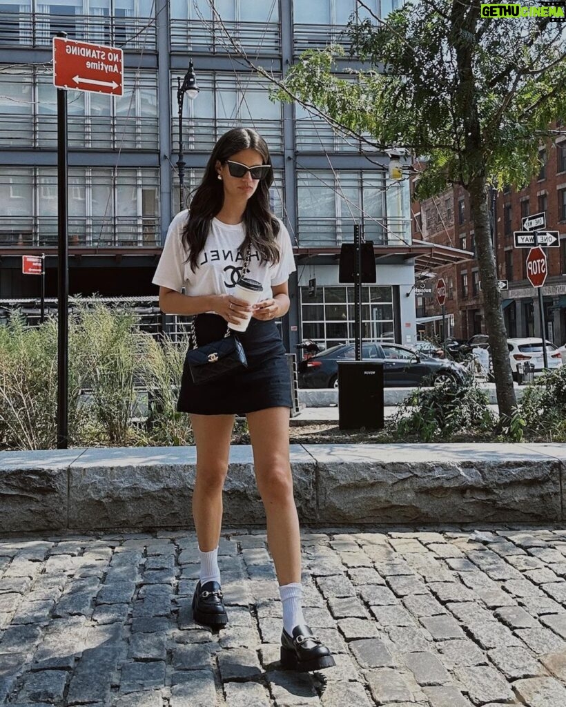 Sara Sampaio Instagram - Hiiii NYC 🤗