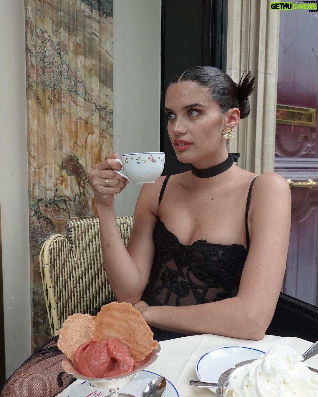 Sara Sampaio Instagram - Hot chocolate anyone?