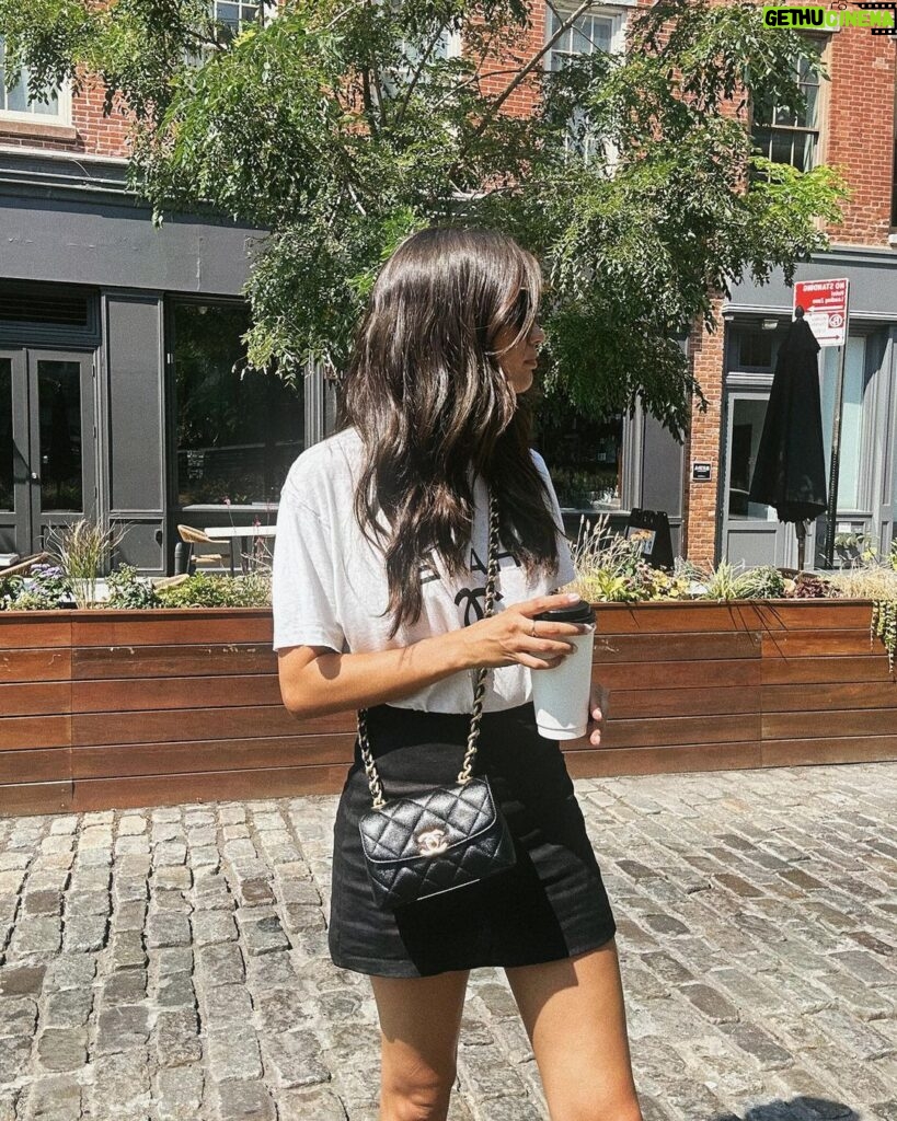 Sara Sampaio Instagram - Hiiii NYC 🤗