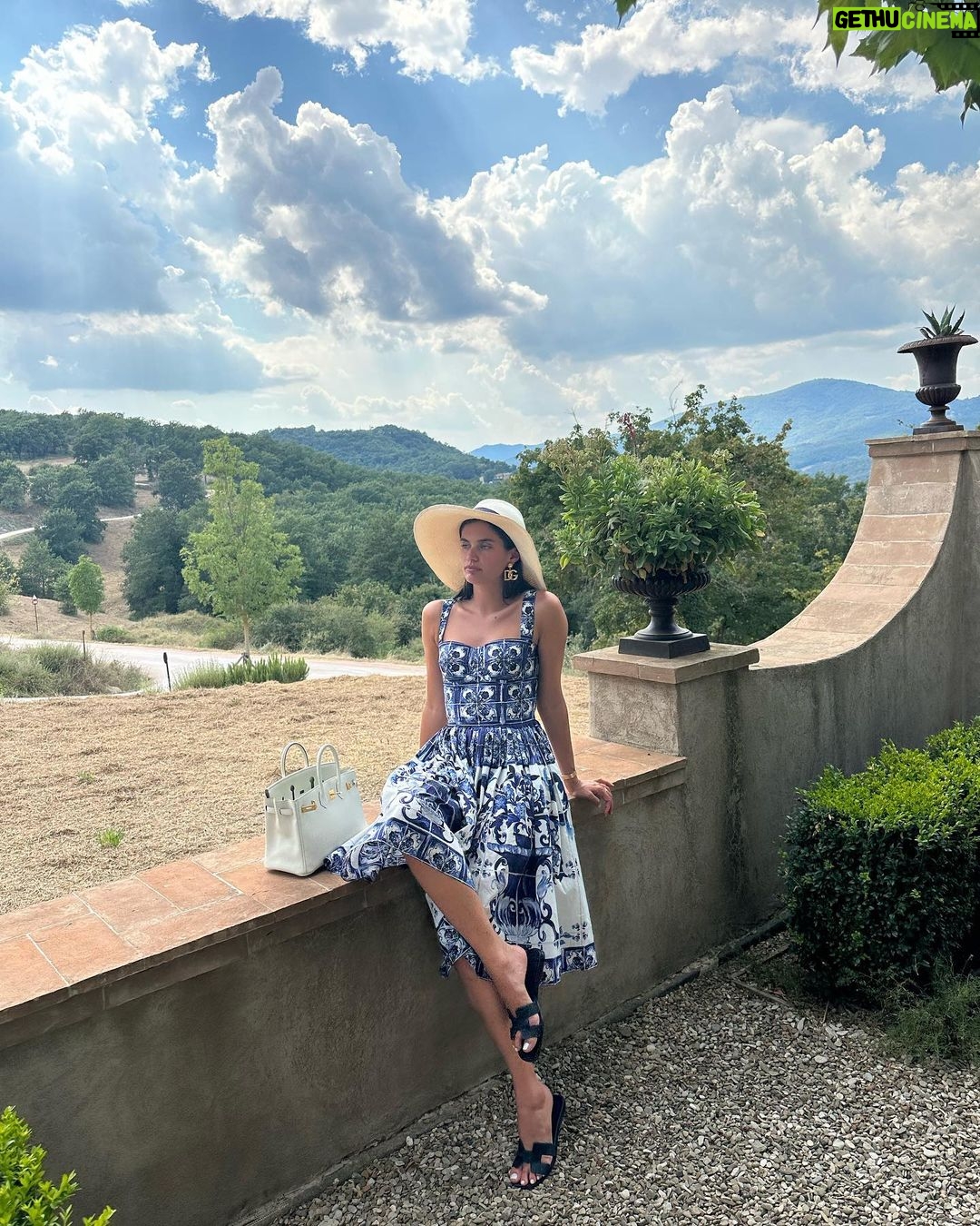 Sara Sampaio Instagram - Living la dolce vita under the Tuscan sun 🍝 Tuscany, Italy